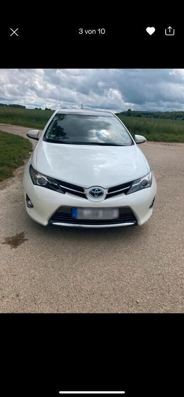 Weiß Gebraucht 2015 Toyota Auris Hybrid Limousine | 13.490 € (Fairer Preis) - Bild 1/4