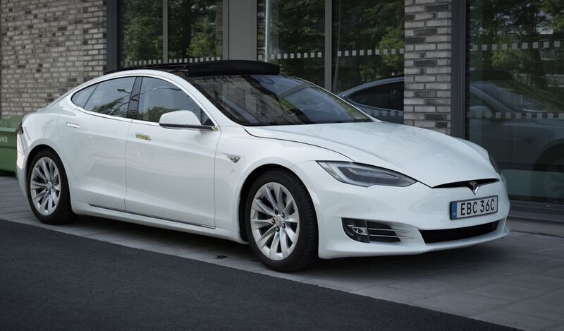 Weiß Gebraucht 2016 Tesla Model S Limousine | 27.290 € (Etwas zu teuer) - Bild 1/4
