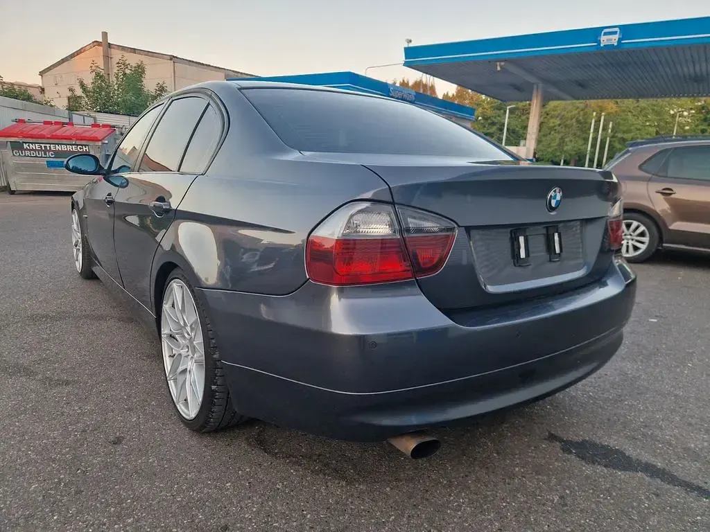 Gebraucht BMW 318 129 PS (94 kW) 2007 Grau Limousine