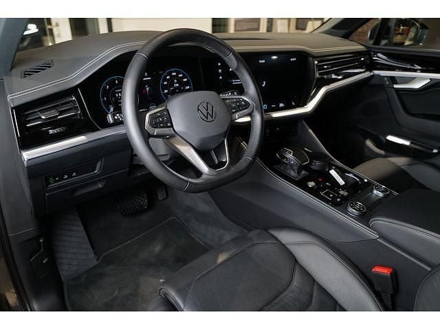 Gebraucht VW Touareg Basis 231 PS (169 kW) 2025 Siliziumgrau metallic SUV
