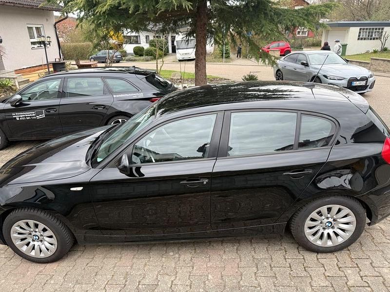 Gebraucht BMW 116 122 PS (89 kW) 2011 Schwarz Kleinwagen