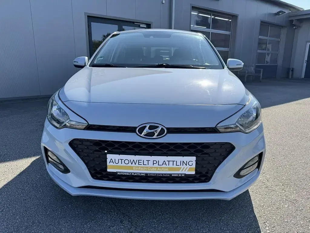 Gebraucht Hyundai i20 Trend 101 PS (74 kW) 2018 Weiß Limousine