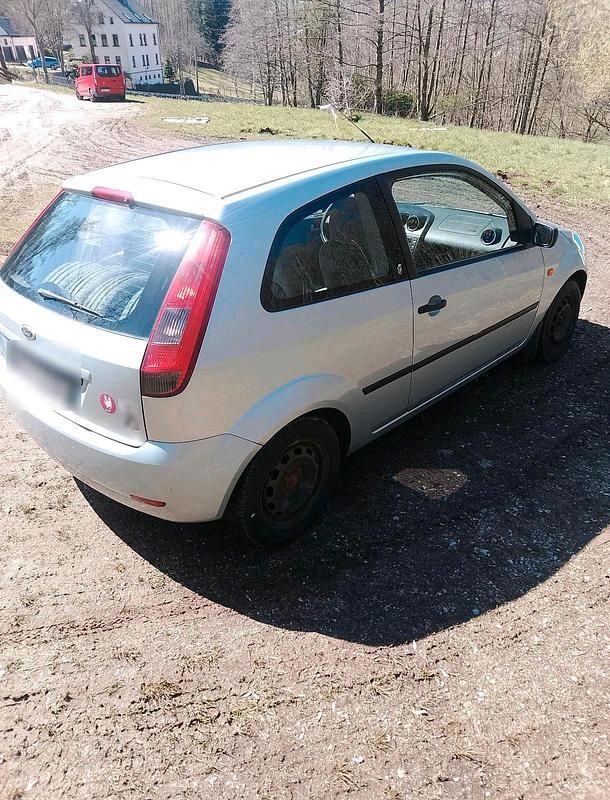 Gebraucht Ford Fiesta 70 PS (51 kW) 2004 Silber Kleinwagen