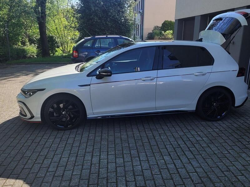 Weiß Gebraucht 2023 VW Golf VIII R-line Limousine | 29.800 € (Superpreis) - Bild 1/4