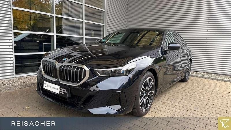 Carbonschwarz metallic Gebraucht 2024 BMW 520 Comfort Edition Limousine | 49.849 € (Superpreis) - Bild 1/4