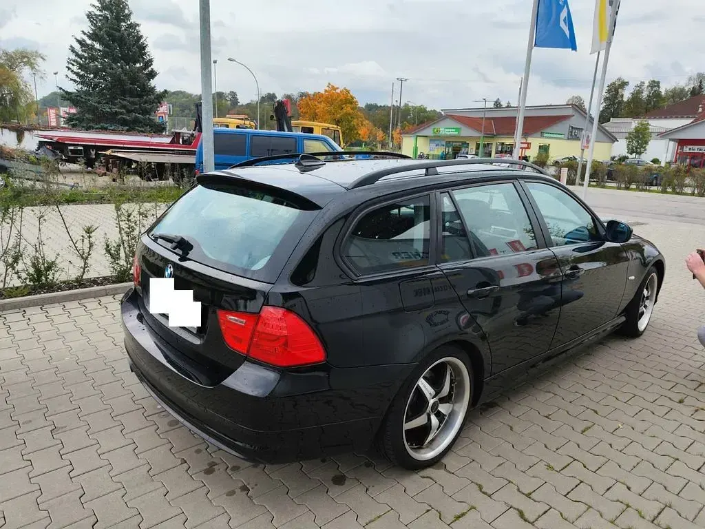 Gebraucht BMW 320 177 PS (130 kW) 2009 Schwarz Kombi