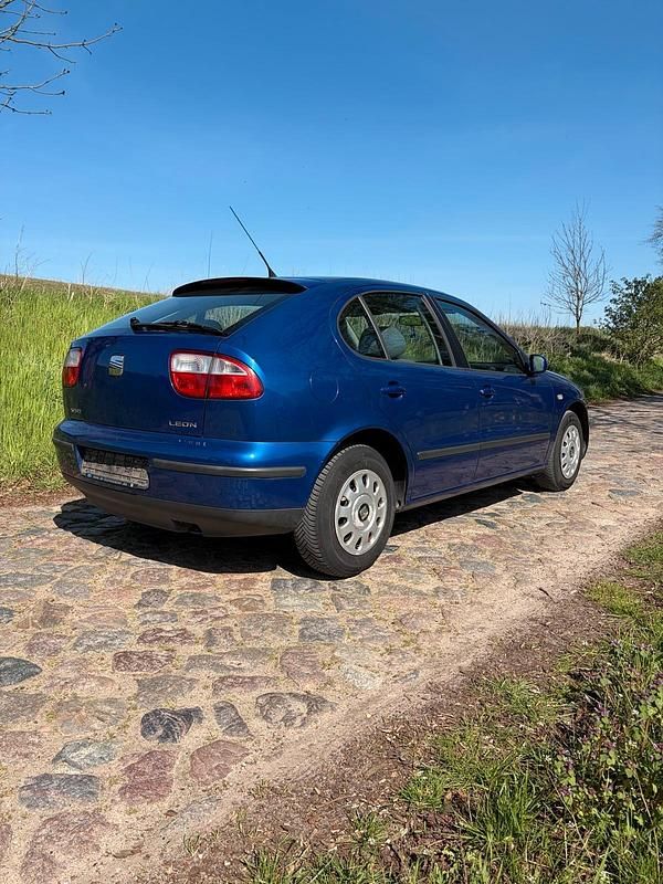 Usata Seat Leon 75 CV (55 kW) 2000 Blu Utilitaria