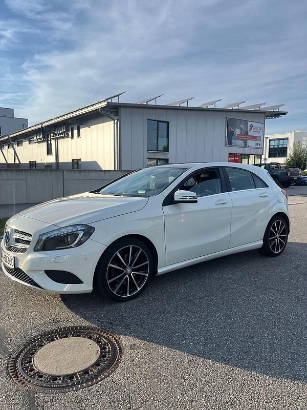 Weiß Gebraucht 2015 Mercedes A180 Kombi | 15.500 € (Fairer Preis) - Bild 1/4