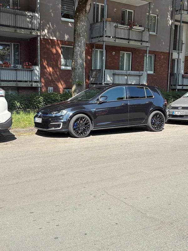 Schwarz Gebraucht 2015 VW Golf VII GTE Limousine | 13.600 € (Fairer Preis) - Bild 1/4