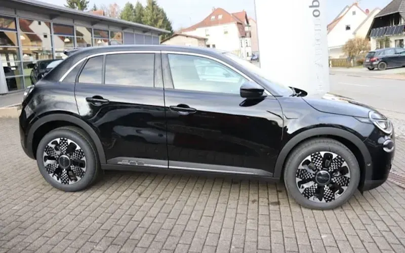 Neu Fiat 600 La Prima 110 PS (80 kW) 2026 Schwarz SUV