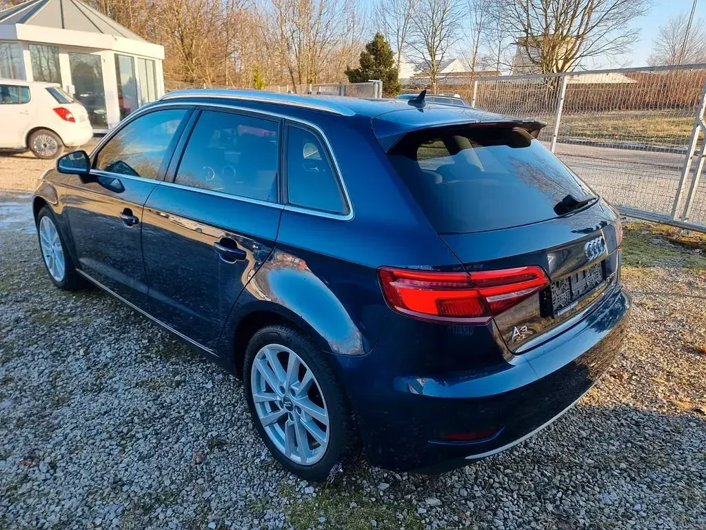 Gebraucht Audi A3 Sport 131 PS (96 kW) 2019 Blau Limousine