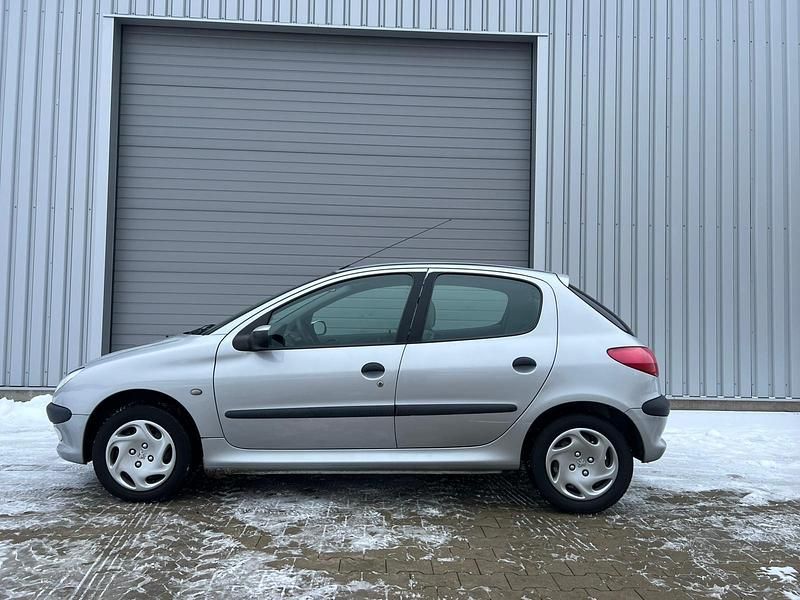 Gebraucht Peugeot 206 75 PS (55 kW) 1999 Silber Kleinwagen