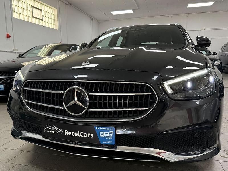 Grau Gebraucht 2020 Mercedes E300 Avantgarde Limousine | 25.900 € (Fairer Preis) - Bild 1/4