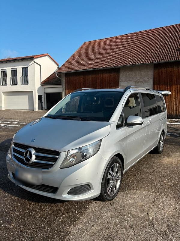 Silber Gebraucht 2015 Mercedes V220 Van / Kleinbus | 27.000 € - Bild 1/4