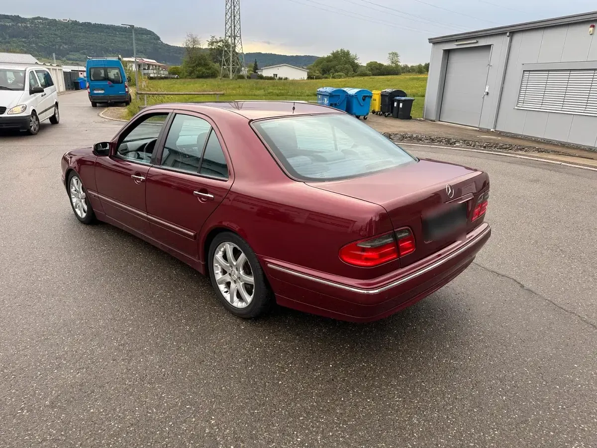 Gebraucht Mercedes E320 Avantgarde 197 PS (144 kW) 2001 Rot Limousine