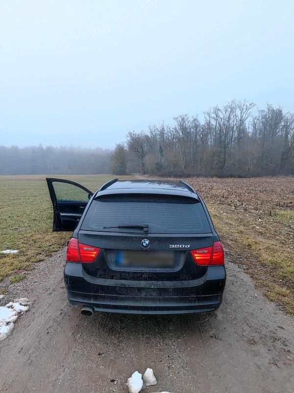 Gebraucht BMW 320 184 PS (135 kW) 2010 Schwarz Limousine