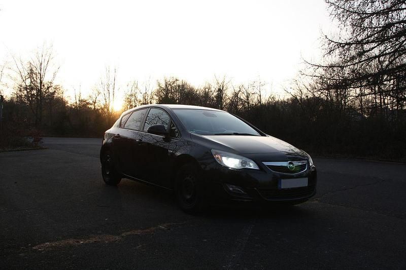 Second-hand Opel Astra Edition 140 CP (102 kW) 2012 Negru Berlinǎ