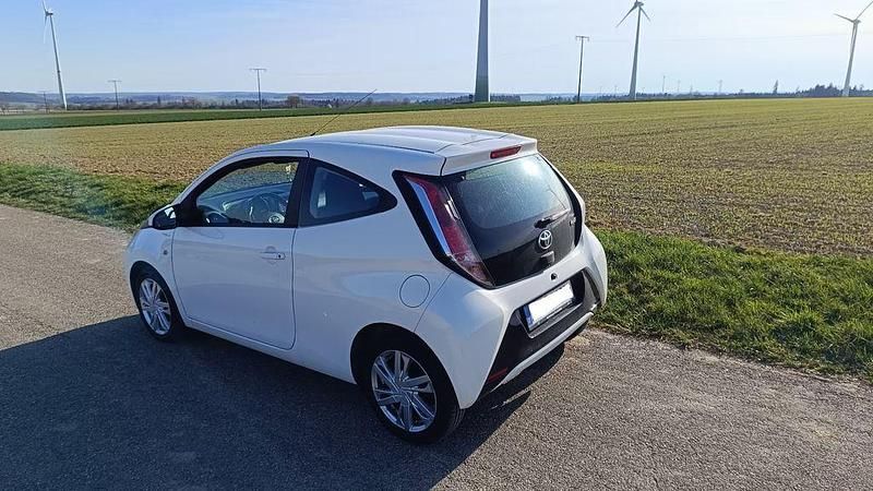 Weiß Gebraucht 2016 Toyota Aygo X-clusiv Kleinwagen | 5.999 € (Guter Preis) - Bild 1/4