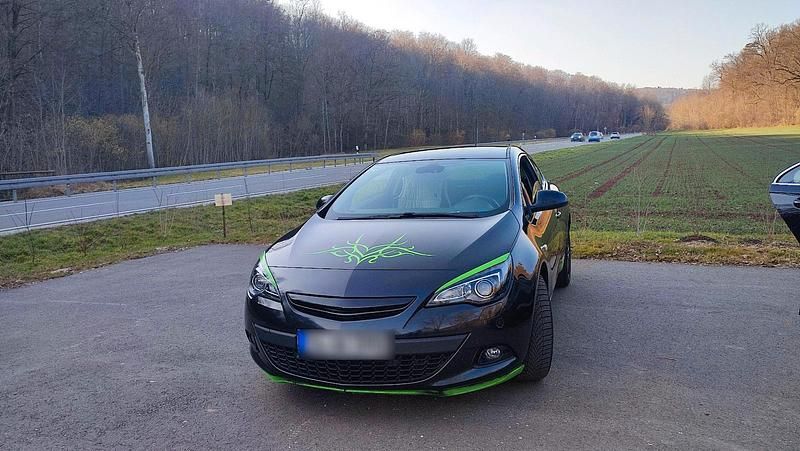 Gebraucht Opel Astra 140 PS (102 kW) 2011 Schwarz Coupé