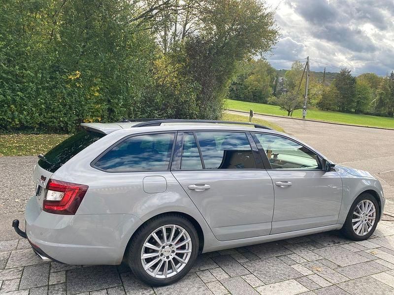 Grau Gebraucht 2018 Skoda Octavia RS Kombi | 22.199 € (Teuer) - Bild 1/4