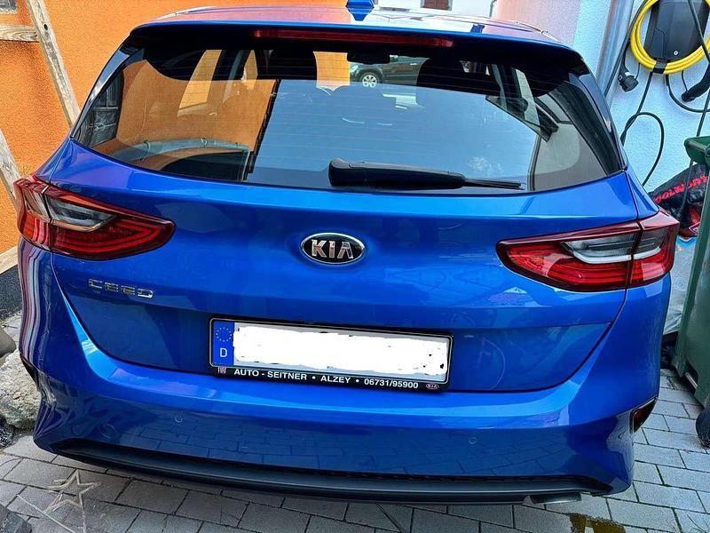 Grau Gebraucht 2020 Kia Ceed Vision Limousine | 15.999 € (Fairer Preis) - Bild 1/4