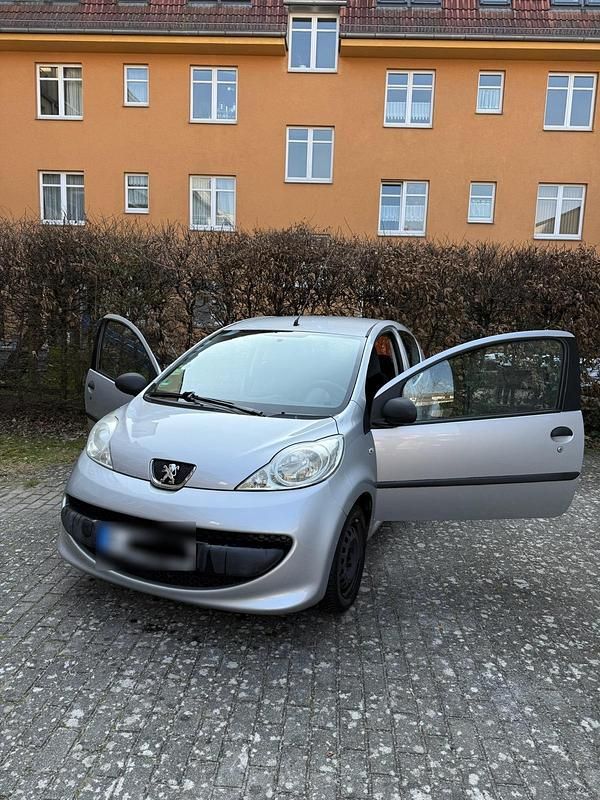 Gebraucht Peugeot 107 68 PS (50 kW) 2007 Silber Kleinwagen