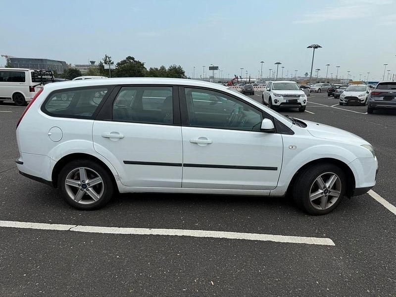 Weiß Gebraucht 2006 Ford Focus Trend Limousine | 1.450 € (Fairer Preis) - Bild 1/4