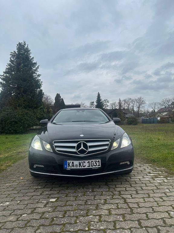 Schwarz Gebraucht 2009 Mercedes E250 Coupé | 10.000 € (Fairer Preis) - Bild 1/4