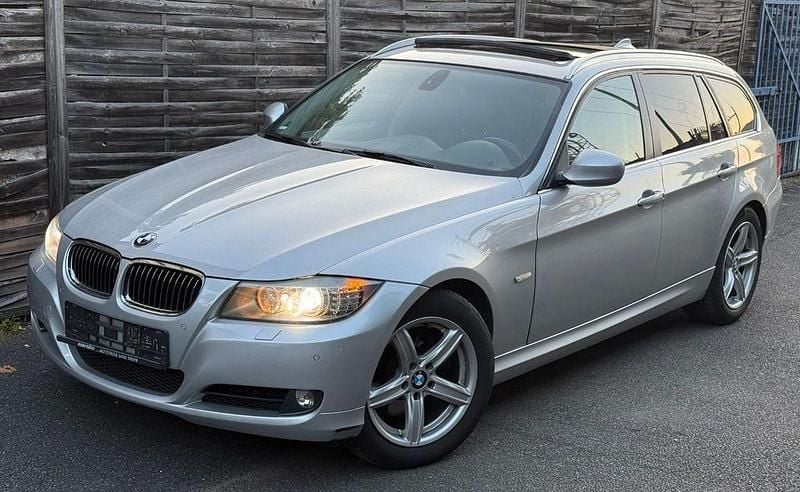 Silber Gebraucht 2012 BMW 330 Comfort Edition Kombi | 4.999 € - Bild 1/4