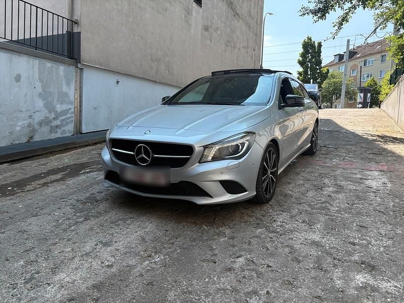 Silber Gebraucht 2015 Mercedes CLA200 Shooting Brake Kombi | 8.500 € (Guter Preis) - Bild 1/4