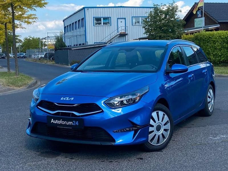 Blau Gebraucht 2024 Kia Ceed Sportswagon Vision Kombi | 18.399 € - Bild 1/4