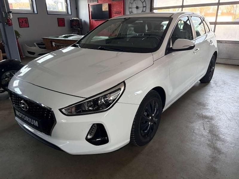 Gebraucht Hyundai i30 Select 99 PS (72 kW) 2018 Polar white / sol Limousine