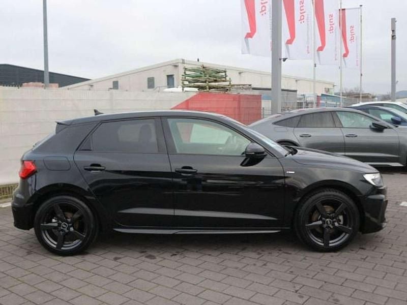 Neu Audi A1 S-Line 116 PS (85 kW) 2025 Mythosschwarz metallic Limousine