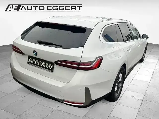 Gebraucht BMW 520 Sport Line 197 PS (144 kW) 2024 Alpinweiss iii Kombi