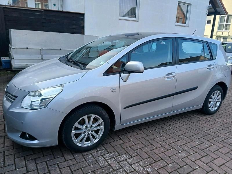 Gebraucht Toyota Verso 147 PS (108 kW) 2011 Silber Van / Kleinbus