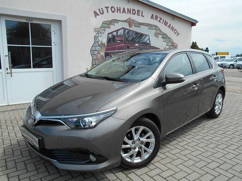 Grau Gebraucht 2017 Toyota Auris Comfort Limousine | 13.649 € (Fairer Preis) - Bild 1/4