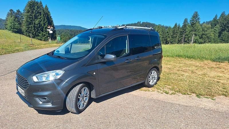 Grau Gebraucht 2018 Ford Tourneo Courier Titanium Van / Kleinbus | 8.700 € (Superpreis) - Bild 1/4