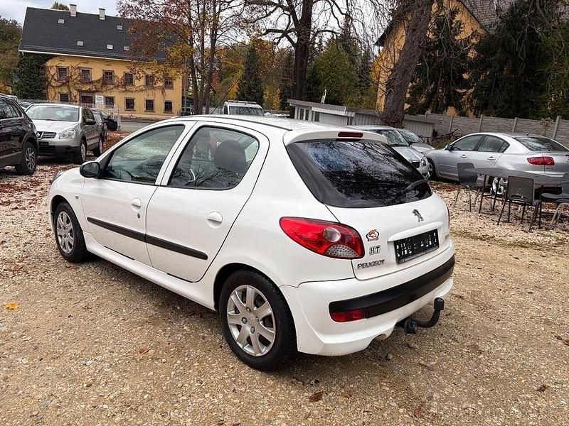 Gebraucht Peugeot 206+ 73 PS (53 kW) 2012 Weiß Kleinwagen