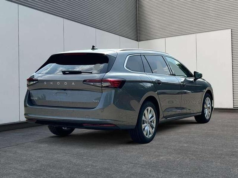 Neu Skoda Superb Selection 193 PS (141 kW) 2025 Graphitegrau metallic Kombi