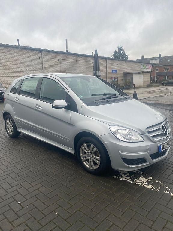 Gebraucht Mercedes B180 116 PS (85 kW) 2010 Silber Van / Kleinbus