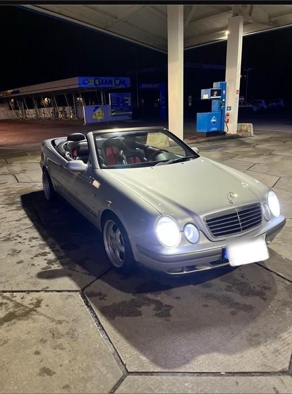 Silber Gebraucht 2004 Mercedes CLK320 Cabrio | 5.900 € - Bild 1/4