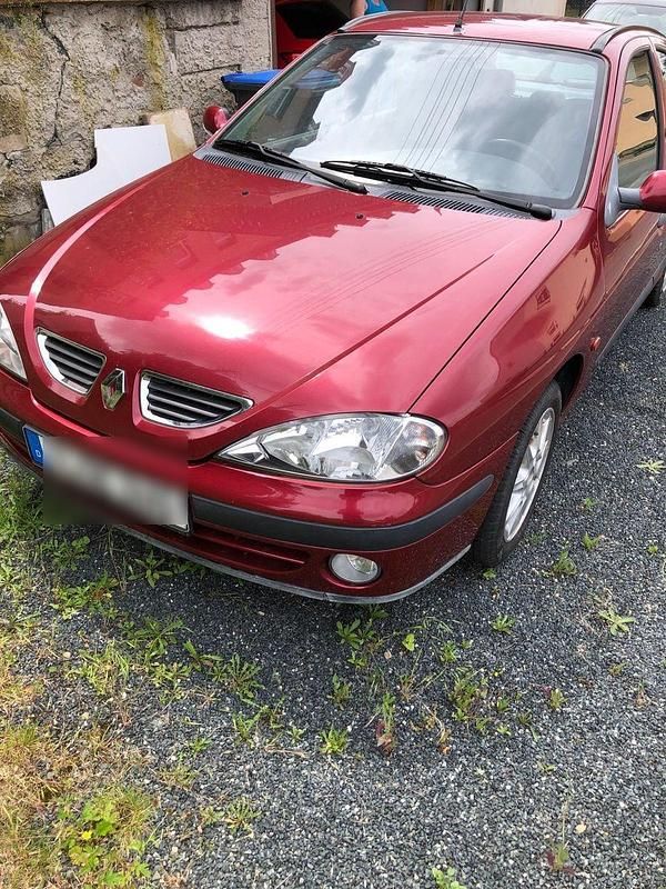 Rot Gebraucht 1999 Renault Mégane Limousine | 1.600 € (Teuer) - Bild 1/4
