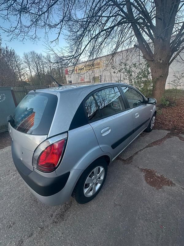 Second-hand Kia Rio 97 CP (71 kW) 2010 Argintiu Berlinǎ