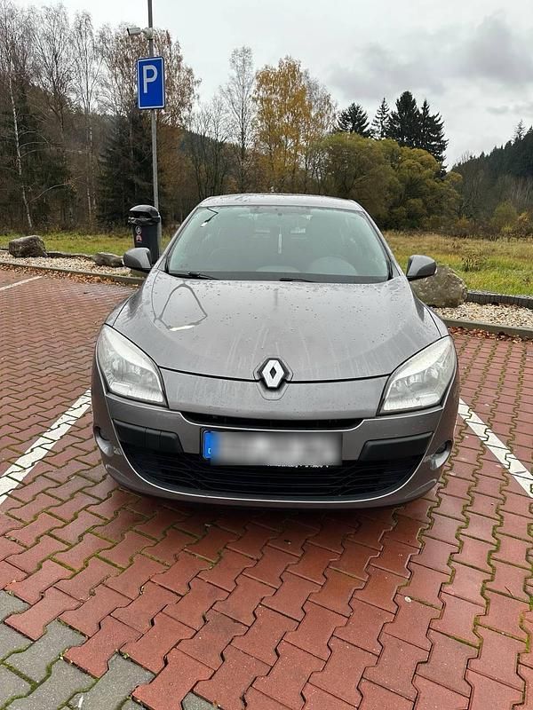 Grau Gebraucht 2010 Renault Mégane III Limousine | 4.000 € (Guter Preis) - Bild 1/4