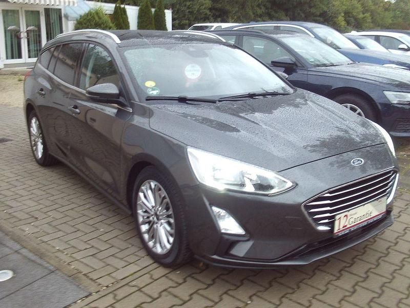 Grau Gebraucht 2019 Ford Focus Titanium Limousine | 18.700 € (Fairer Preis) - Bild 1/4