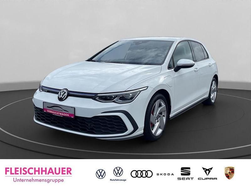 Weiss Gebraucht 2021 VW Golf VIII GTE Limousine | 22.390 € (Fairer Preis) - Bild 1/4