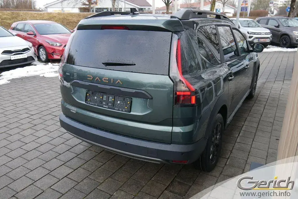 Neu Dacia Jogger Extreme 158 PS (116 kW) 2026 Zedergrün Van / Kleinbus