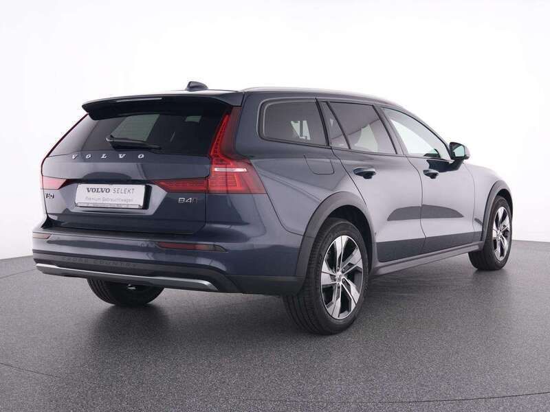 Gebraucht Volvo V60 CC 197 PS (144 kW) 2023 Blau denim blue / metallic Kombi
