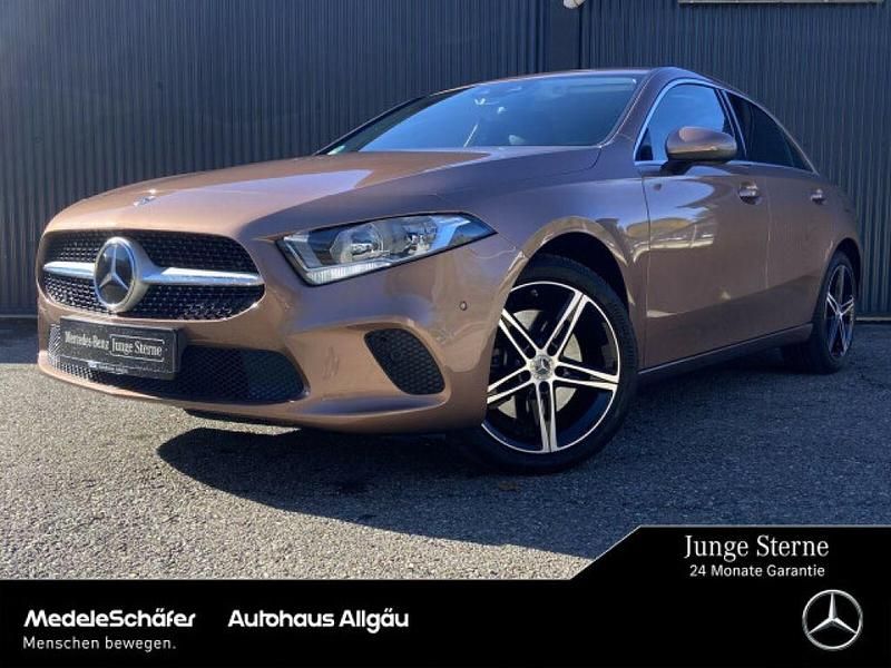 Rosegold (metallic) Gebraucht 2022 Mercedes A250 Limousine | 29.939 € (Etwas zu teuer) - Bild 1/4