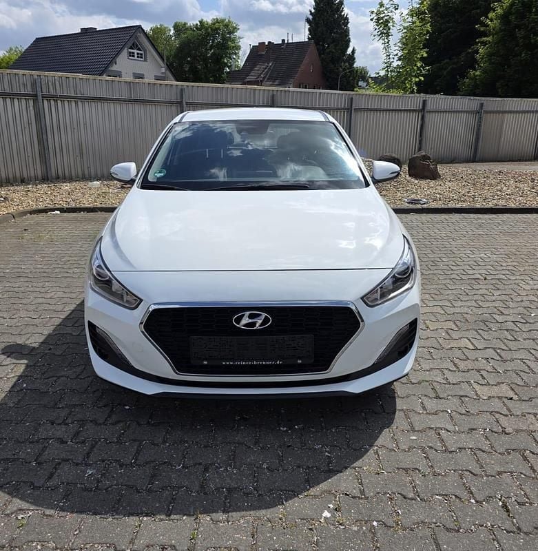 Weiß Gebraucht 2020 Hyundai i30 Kleinwagen | 13.150 € (Fairer Preis) - Bild 1/4